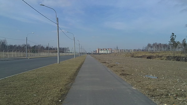 22042012708.JPG (619.51 КБ) 4563 просмотра Вид на север, из Пушкинского в Фрунзенский район, вдоль Автозаводского проезда, слева за забором территория завода General Motors, справа место под ст.Шушары и депо.