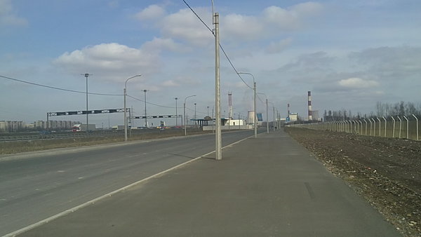 22042012706.JPG (505.33 КБ) 5727 просмотров К сожалению ближе не сфоткал, т.к. изначально не за этим ехал, вид на запад, впереди видно Южную ТЭЦ, перед ней Софийская ул., слева КАД, впереди не действующий пост ДПС на ней, за ним Автозаводский проезд, где-то там и должен быть построен туннель под КАД, жд и гаражами, и путепровод Бухарестской ул. с трамвайными путями.