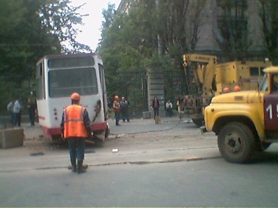 Вот такой же столб (справа), превратился в груду кирпичей.