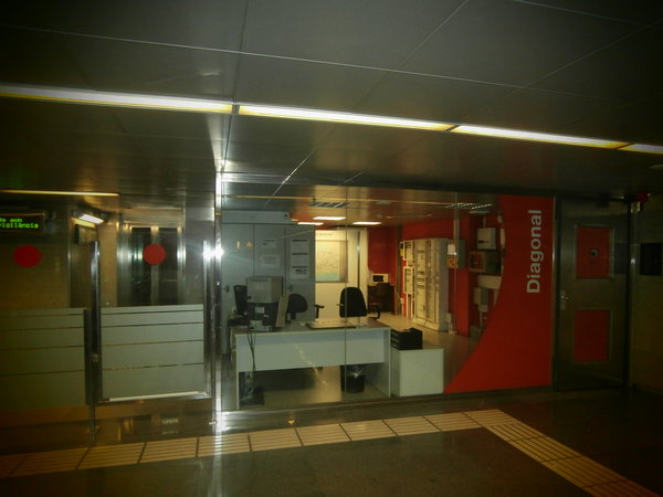 Информационный пункт в метро (закрыт на сиесту)