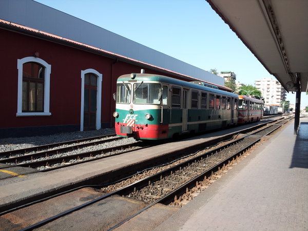 Наверху конечная станция узкоколейной жд (Ferrovia circumetnea),которая идёт вокруг вулкана Этна. Именно на её <br />продолжении в порт и была построена ветка метро, узкую колею демонтировали, построили 2 новых пути, убрали всё под <br />землю.