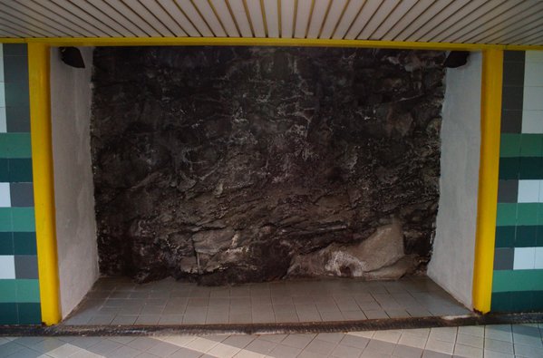 Здесь показан образец грунта в котором построено метро, т.к. в 17 веке Катанию полность залило лавой из <br />близстоящей Этны, первые несколько метров представляют из себя базальт, из него же построено множество зданий<br />Катании.
