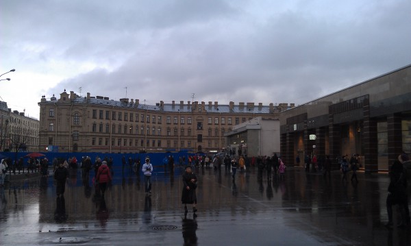 IMAG1783.jpg (1.08 МБ) 8233 просмотра Вестибюли Спасской и Сенной. За синим забором производится комплекс работ по воссозданию взорванного храма.