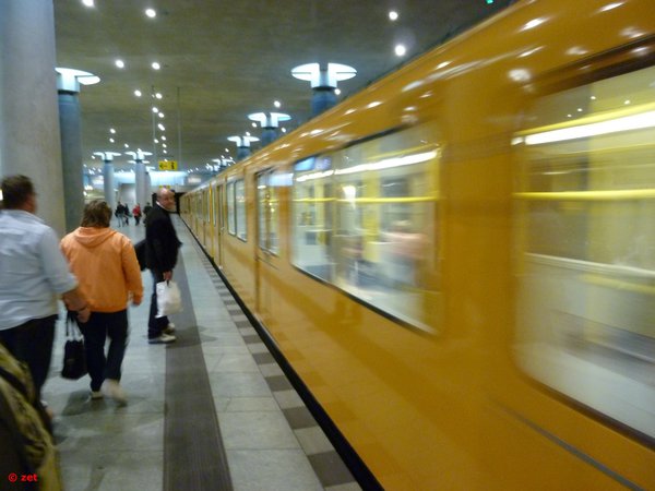 Прибывает метропоезд на платформу станции Bundestag (U55) в сторону станции Berlin Hauptbahnhof (U55)