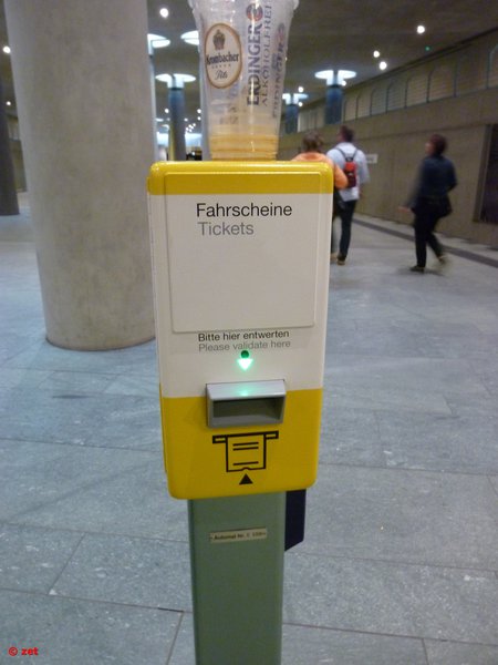 Валидатор проездных билетов на платформе станции метро Bundestag (U55)