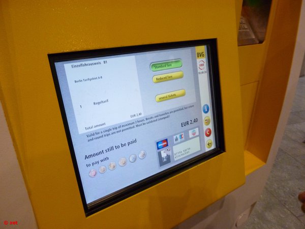 Автомат по продаже проездных билетов на платформе станции метро Bundestag (U55)