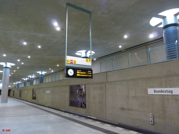 Информационное табло на платформе станции метро Bundestag (U55)