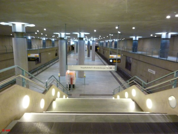 Общий вид на платформу станции метро Bundestag (U55)
