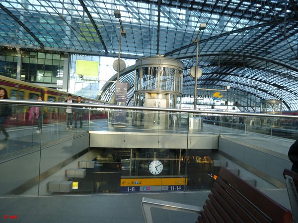 На платформе вокзала Berlin Hauptbahnhof. Лифт для передвижения между уровнями
