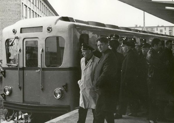 Подпись к фото: Первый поезд на станции &quot;Дачное&quot;.