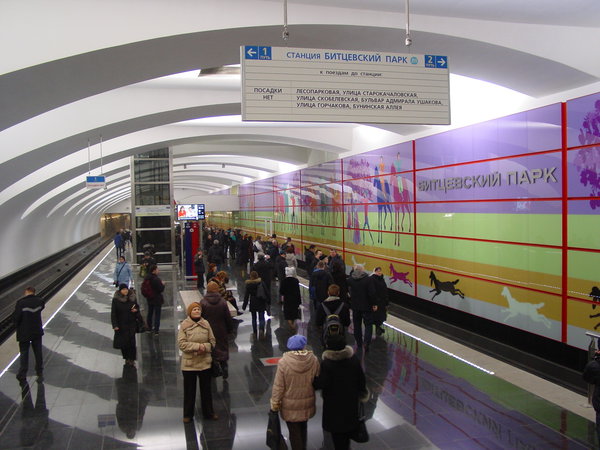 DSC06210.JPG (1.61 МБ) 4788 просмотров "Битцевский Парк". Первый день работы станции, вечерний пик. Жители Бутово, пересевшие на новую станцию с КРЛ.