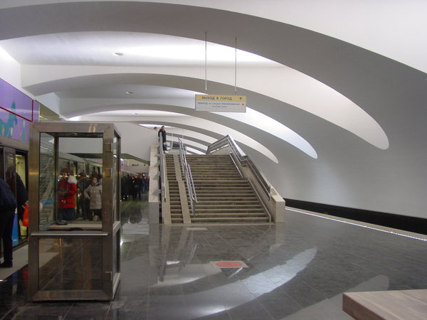 DSC06200.JPG (1.41 МБ) 4122 просмотра Это лестница в совмещённый вестибюль двух станций. В восточном торце станции - отдельная лестница на пересадку.