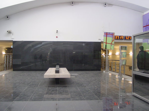 DSC06199.JPG (1.56 МБ) 4129 просмотров В западном торце станции глухая стена и скамейка.