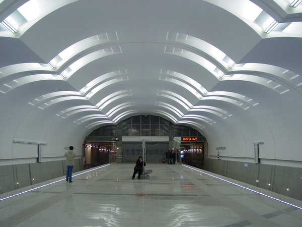 DSC06192.JPG (1.48 МБ) 3059 просмотров Восточный вестибюль станции пока закрыт. По официальным планам он должен открыться через год вместе с ТПУ.