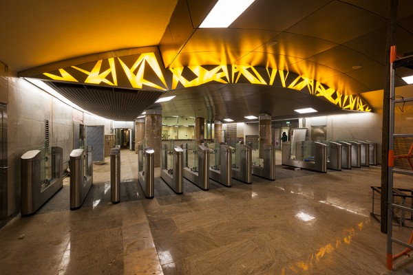 tr_turniketi.jpg (636.78 КБ) 4638 просмотров Панно имитирует переплетение крон деревьев.