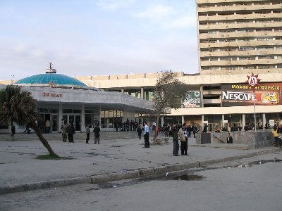 Вход на станции &amp;quot;28 мая&amp;quot; (наземный вестибюль слева) и &amp;quot;Джафар Джаббарлы&amp;quot; (подземный переход справа) на фоне здания ж/д вокзала