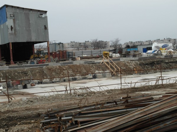 SAM_2625.JPG (628.42 КБ) 8776 просмотров В этой части площадки пустынно. Работа идет под землей и в северной части на поверхности.