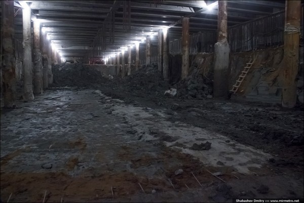 На фотографии снизу по центру станции видна наружная часть щелыги свода пройденного тоннеля.