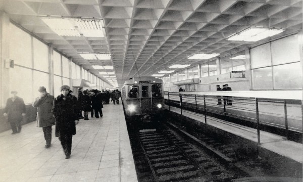 0901.jpg (153.44 КБ) 26305 просмотров Конечную остановку Кировско-Выборгской линии посвятили 60-летию ВЛКСМ. Фото 1978 года.