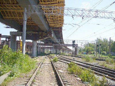 Эстакада пересекает ж/д под очень острым углом.