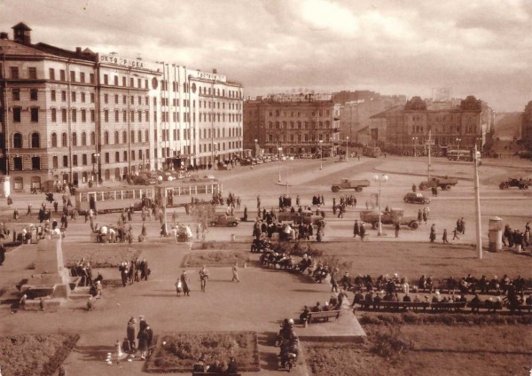 v34u9BDZQtY.jpg (223.47 КБ) 16699 просмотров Площадь Восстания. <br />1948 г.