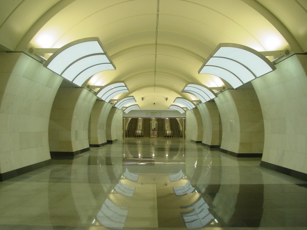 DSC09892.JPG (1.44 МБ) 11431 просмотр Центральный зал Бутырской. Люстры - единственная оригинальная деталь.