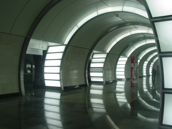 DSC09881.JPG (1.51 МБ) 10656 просмотров Центральный зал Фонвизинской. Освещение выполнено в виде световой арки. Действительно красиво, оригинально и делает эту станцию запоминающейся, в отличие от безликой Бутырской. Хотя и не все секции светильников работают.