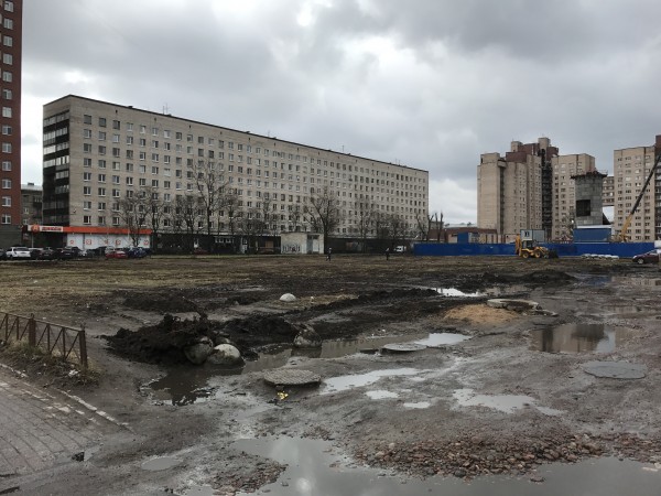Рабочие СМУ 17 на площадке под будущий вестибюль Путиловской