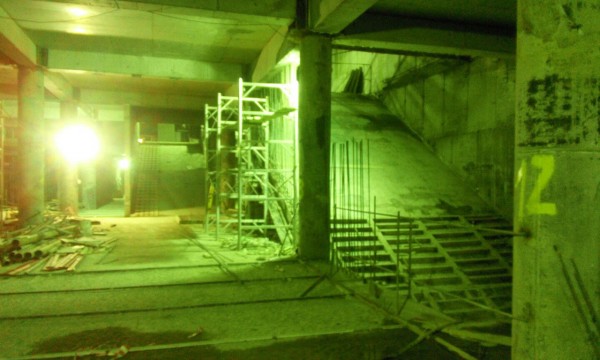 Платформа (путь в центр). Наклонная плита под 2 эскалатора и лестница на переходной мостик