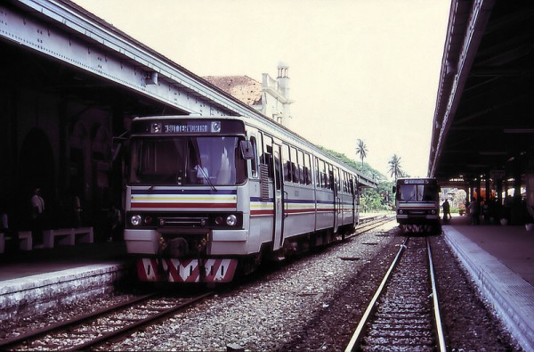 13.jpg (239.44 КБ) 20181 просмотр Малайзия, 21 марта 1989 года. Двухвагонный рельсовый автобус. Railasia