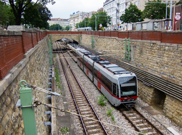 Bombardier Type T1 № 2698 вид в другую сторону, в сторону Westbahnhof