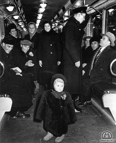На фото: Первые пассажиры в вагоне метро. 6 ноября 1955 года. Фото: А. Михайлов.