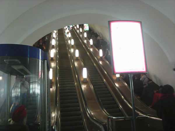 Photo0127.jpg (179.77 КБ) 9192 просмотра Наклонник станции до реконструкции, ещё установлены цилиндрические торшеры на балюстрадах.