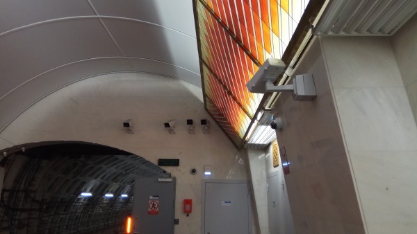 IMG_20191004_143452.jpg (2.46 МБ) 7287 просмотров На фото видим семь камер (а слева на своде тоннеля это тоже они?) Ближайшая смотрит на выезд из тоннеля, рядом, кажется, панорамная? Их функции не перекрываются? Пять на стене дают почти одинаковую картинку. Они реально так уж нужны? Удивительная расточительность. Я за безопасность, но камеры есть, и смертники в вагонах тоже есть.