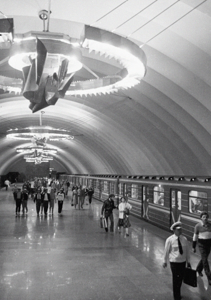 Станция «Красногвардейская» Ленинградского метрополитена со «знамёнами» на потолочных светильниках.