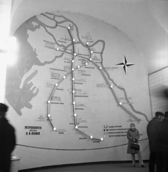 texnolozhka_1973.jpg (183.66 КБ) 17774 просмотра Схема линий Ленинградского метрополитена на стене перехода между станциями «Технологический институт»