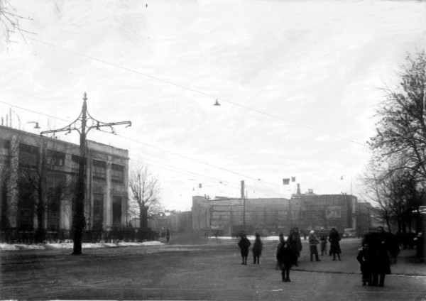 HoCFxmEZjiM.jpg (236.12 КБ) 18782 просмотра 1947 год. Вид на место пересечения Большого проспекта и Косой линии Васильевского острова. (Справа: Василеостровская фабрика-кухня, 1929-1931 гг. , архитекторы А.К. Барубчев, И.А. Гильтер, И.А. Меерзон, Я.О. Рубинчик), дом №68. Автор съемки неизвестен.Источник: ЦГАКФФД СПб.
