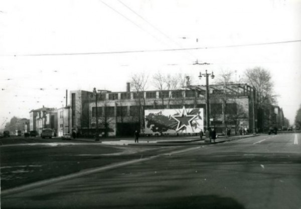 3Ds6oAxImDg.jpg (33.98 КБ) 13420 просмотров Большой пр. д. 68 В.О., вид на фабрику-кухню на углу Большого пр. и Косой линии, арх.А.К.Барутчев, И.А.Гильтер, И.А.Меерзон, Я.О.Рубанчик, 1930-1931, фото 1971