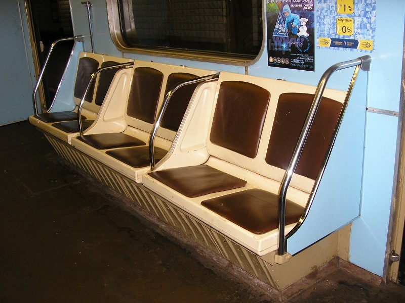 антибомжовые сиденья с перегородками и дополнительными поручнями в вагоне 9190