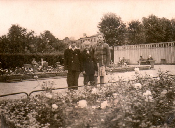 1956-58 884419 В саду «Олимпия».jpg