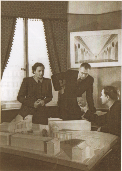 Скан_20220802.png (4.87 МБ) 13445 просмотров Реконструкция здания Технологического института из той поры, когда Международный (Московский) проспект вовсю разрисовывали сталинской неоклассикой. И сам проспект тоже был имени И. В. Сталина