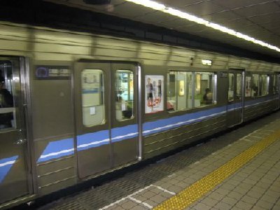Вот так выглядит поезд. Правда, справедливости ради, стоит отметить что снимок сделан в Нагое. Но сути дела это не меняет: в Токио такие же поезда.