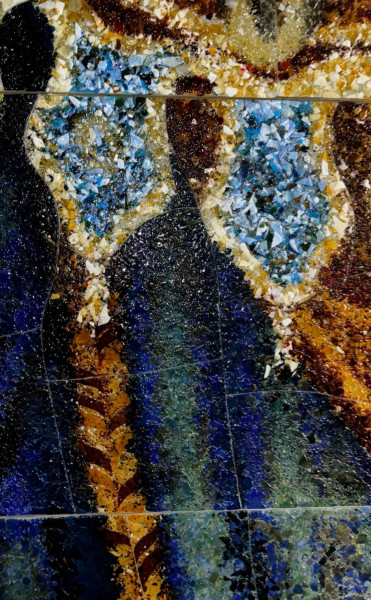 Screenshot_20241112_002824_Telegram.jpg (822.43 КБ) 11921 просмотр Фотография Подземника из истории из Телеграма. Как вы можете видеть, на фотографии мы видим очень подробно фрагмент витража порталов на станции Театральная