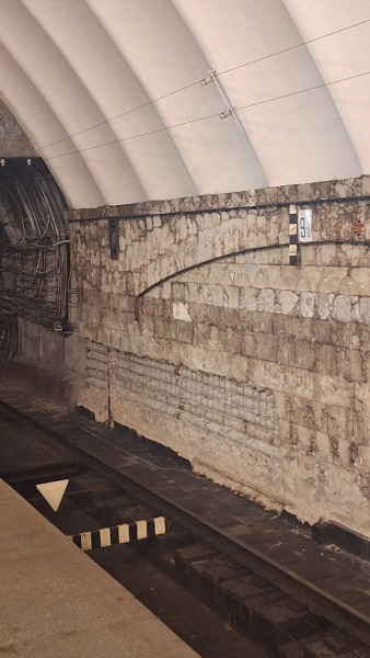 photo_2025-09-17_19-24-59.jpg (165.08 КБ) 15464 просмотра тут видимо решили ещё заняться демонтажом бетона в форме данного рисунка, видимо, для доступа к кабель-каналам.