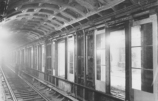 Парк Победы, стеклянные двери, фото из коллекции Антона Потапова (oitru)