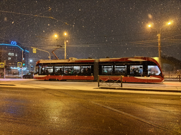 Переполненный трамвай утром у Юго-Западной