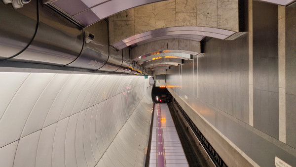 Вид бокового зала (бокового станционного тоннеля 1 пути. Видно, как освещение поменялось, с заменой ламп в проёмах. На них, как будто сделался акцент